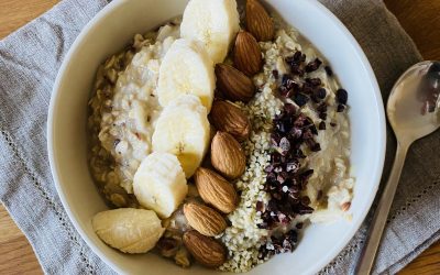 Porridge mit geriebenem Apfel und Banane